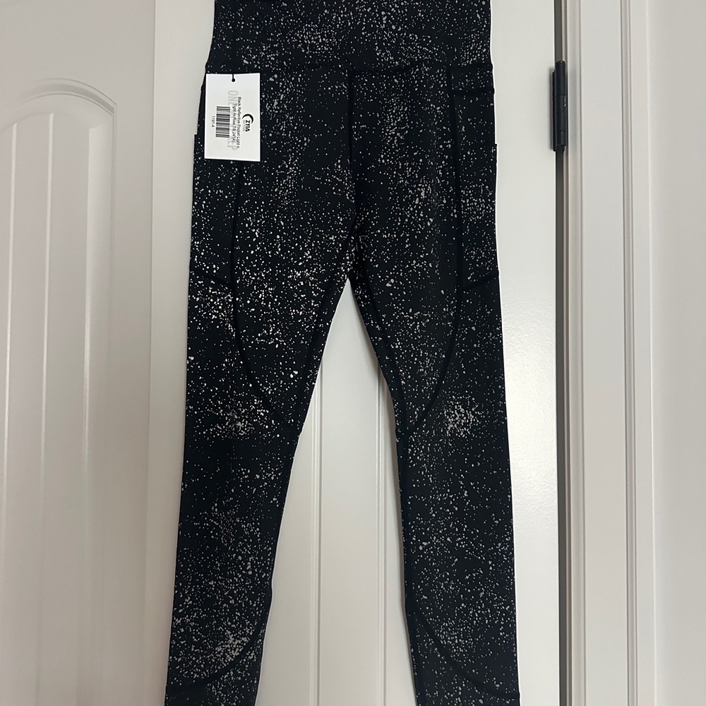 NWTs ZYIA Black and White reflective pocket light n tight leggings size 4